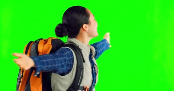 绿色的屏幕 背包和快乐的女人被隔离在工作室的背景下进行旅行或生态友好的旅行 兴奋的是 亚洲人带着旅行背包或装备 徒步旅行和露营的自由 — 图库视频影像