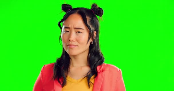 Zdezorientowany Pytanie Twarz Azjatki Zielonym Ekranie Zakłopotanym Niepewnym Wątpliwym Wyrazem — Wideo stockowe
