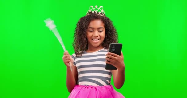 背景のモックアップに隔離されたスタジオで緑の画面と魔法の杖を持つ電話 女の子と王女 追跡マーカーと広告やマーケティングのための携帯電話を持つ肖像画 顔と幸せな子供 — ストック動画