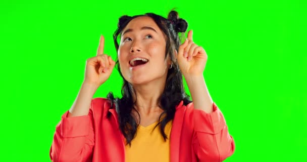 Щаслива Жінка Обличчя Вказує Тло Зелений Екран Рекламну Студію Простір — стокове відео