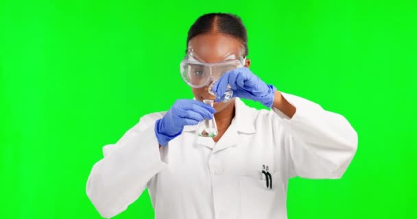 Wetenschap Groen Scherm Zwarte Vrouw Met Scheikundebeker Geïsoleerd Studioachtergrond Voor — Stockvideo