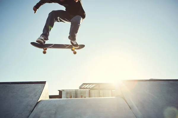 Steeds Hoger Een Onherkenbare Man Die Trucs Uithaalt Zijn Skateboard — Stockfoto