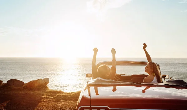 Vida Una Aventura Increíble Dos Jóvenes Felices Disfrutando Viaje Veraniego — Foto de Stock