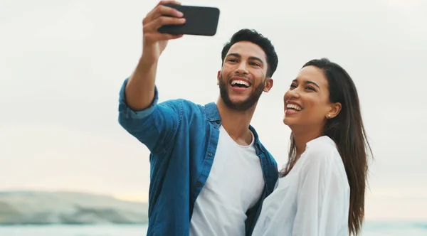 Sorridi Piccolo Selfie Una Giovane Coppia Felice Posa Selfie Mentre — Foto Stock