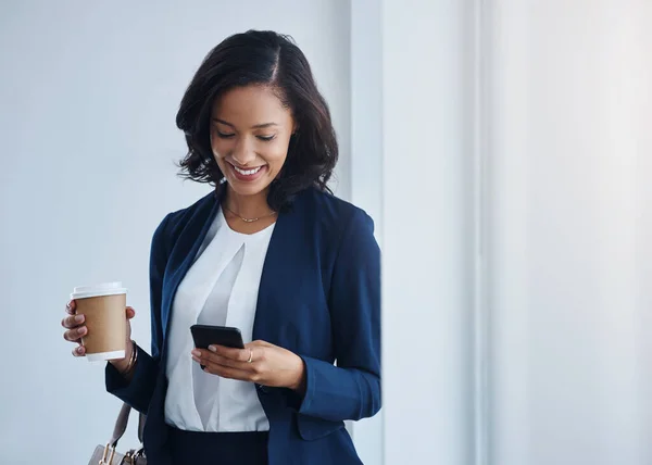 Başarı Senin Ellerinde Ofiste Cep Telefonu Kullanan Genç Bir Kadını — Stok fotoğraf
