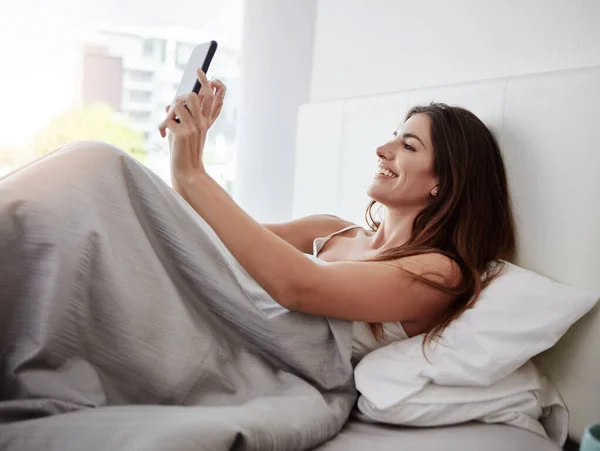 Sosyal Medyamdaki Herkese Günaydın Demek Yatakta Uzanmış Selfie Çeken Güzel — Stok fotoğraf