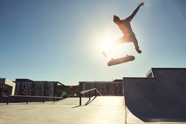 Posso Ensinar Voar Filmagem Completa Jovem Fazendo Truques Seu Skate — Fotografia de Stock