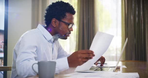 Стресс Ноутбук Черный Человек Ипотечным Документом Налоги Счета Онлайн Оплаты — стоковое видео