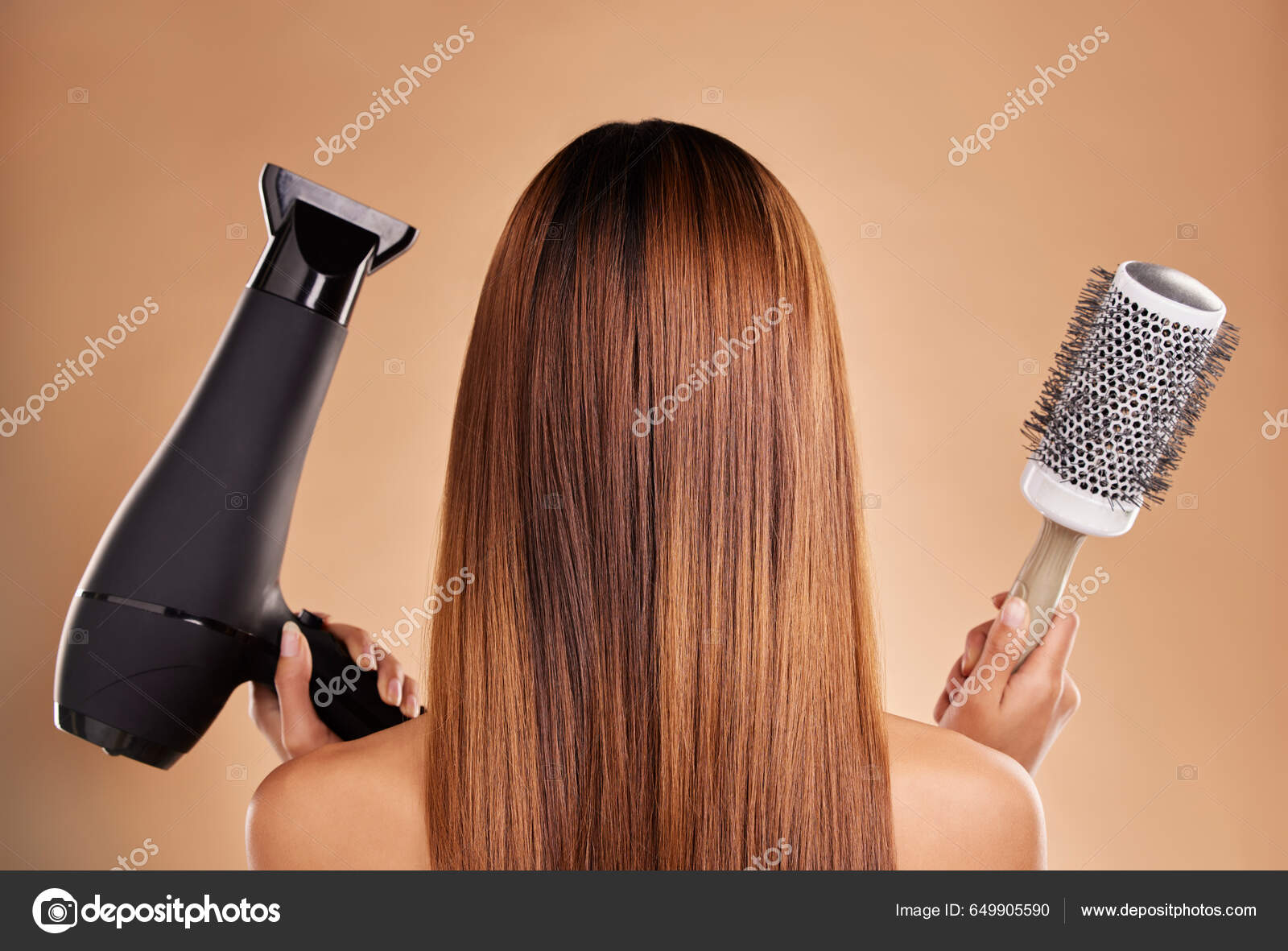 Mão feminina segurando secador de cabelo profissional isolado no