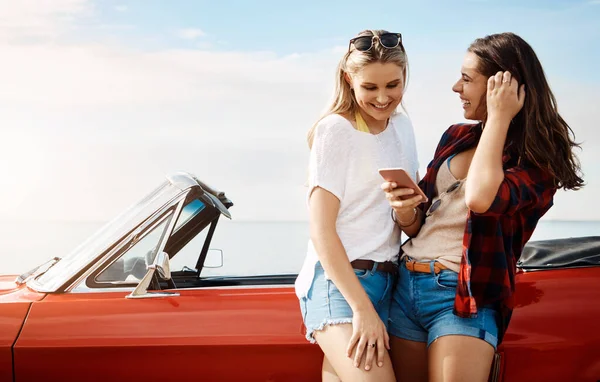 Солнечные Дни Требуют Дорожных Поездок Two Friends Using Smartphone Summer — стоковое фото