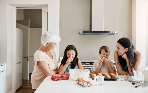 Τεστ Γεύσης Είναι Καλύτερο Μια Ευτυχισμένη Οικογένεια Τριών Γενεών Ψήσιμο — Φωτογραφία Αρχείου