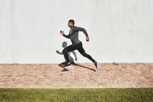 奔向健康 一个英俊而有运动精神的年轻人在穿过公园的小径上奔跑的全景照片 — 图库照片