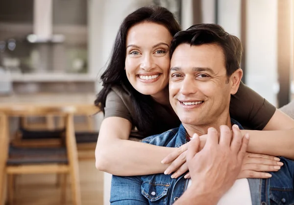 Lykkeligste Hjem Fylt Kjærlighet Lykkelig Ungt Par Som Omfavner Hverandre – stockfoto