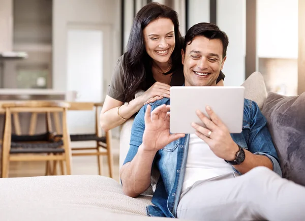 Uma Ótima Maneira Compartilhar Interesses Jovem Casal Feliz Usando Tablet — Fotografia de Stock