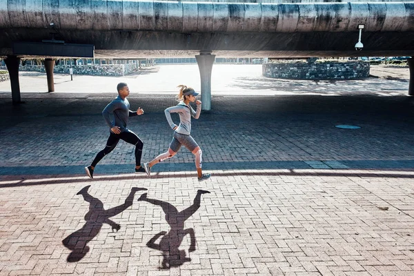 Egzersizleri Sırasında Birbirlerini Motive Ederler Şehirde Koşuşturan Iki Genç Atletik — Stok fotoğraf
