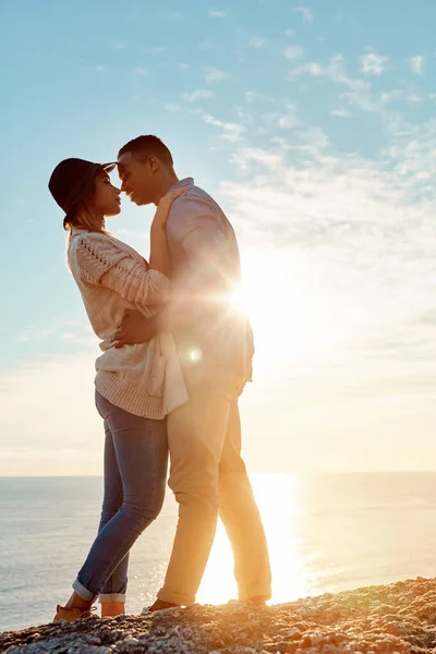 Лучшего Чувства Влюбиться Счастливая Молодая Пара Разделяет Романтический Момент Открытом — стоковое фото