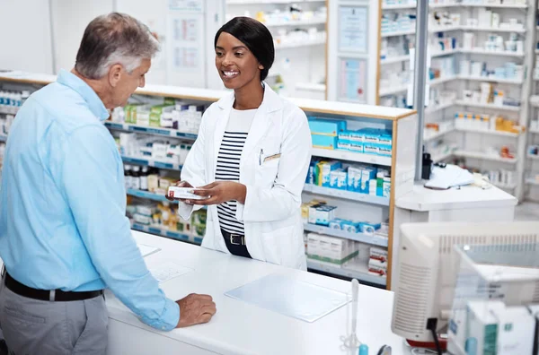 Мене Тебе Дешевша Версія Жіночий Фармацевт Який Допомагає Клієнту Аптеці — стокове фото