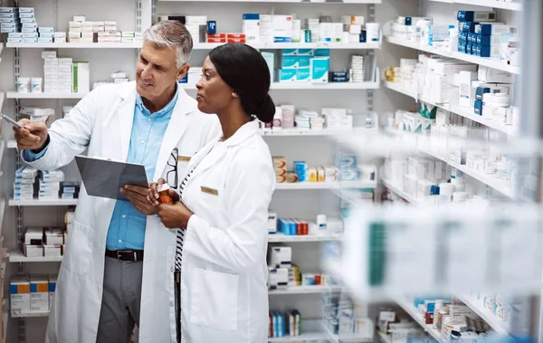 Este Vende Depressa Dois Farmacêuticos Que Trabalham Conjunto Numa Farmácia — Fotografia de Stock
