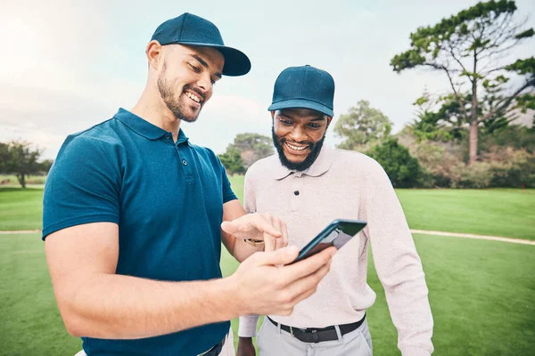 高尔夫球场上 男人和朋友通过电话交谈 微笑和个人教练与视频一起进行训练 高尔夫 智能手机和指向迷因的社交媒体应用与体育促进多样性 — 图库照片
