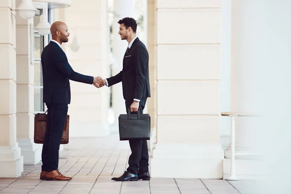 Business Building Strong Partnerships Two Businessmen Shaking Hands City — Stock Photo, Image