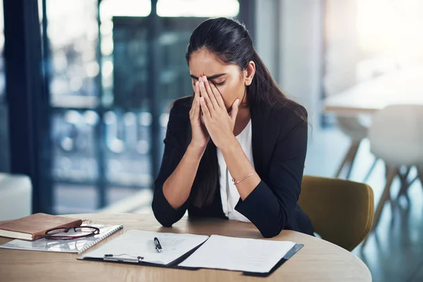Był Szczególnie Frustrujący Dzień Młoda Bizneswoman Wyglądająca Zestresowaną Biurze — Zdjęcie stockowe