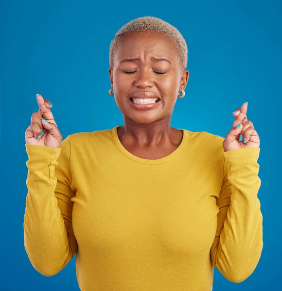 Nervioso Miedo Dedos Cruzados Por Una Mujer Negra Desesperada Aislada — Foto de Stock