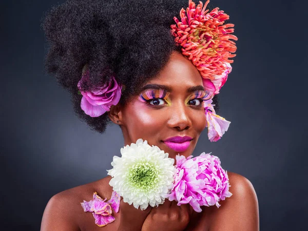 Virágok Szerelmére Stúdió Lövés Egy Gyönyörű Fiatal Pózol Virágokkal Hajában — Stock Fotó