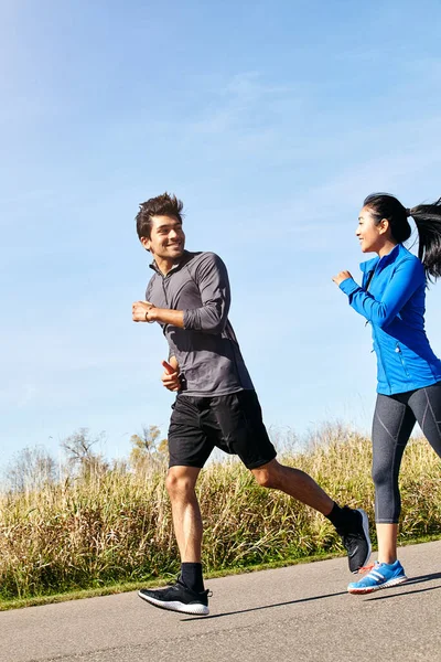 Koşmak Iyi Ruh Halini Yaratır Açık Havada Birlikte Egzersiz Yapan — Stok fotoğraf