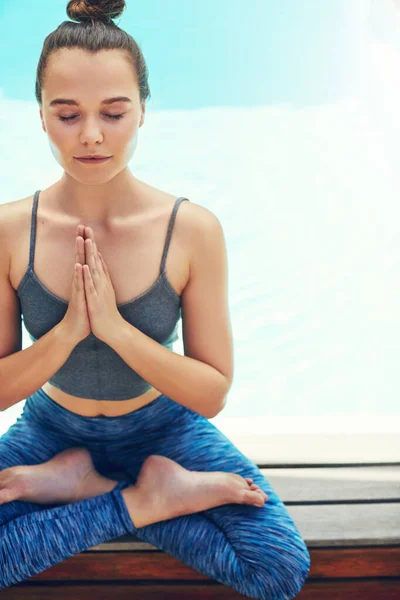 Pour Créer Calme Médite Une Belle Jeune Femme Pratiquant Yoga — Photo
