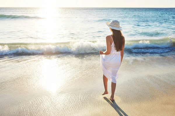 一个放松和宁静的地方 一个难以辨认的女人在海滩上度过一天的背景照片 — 图库照片