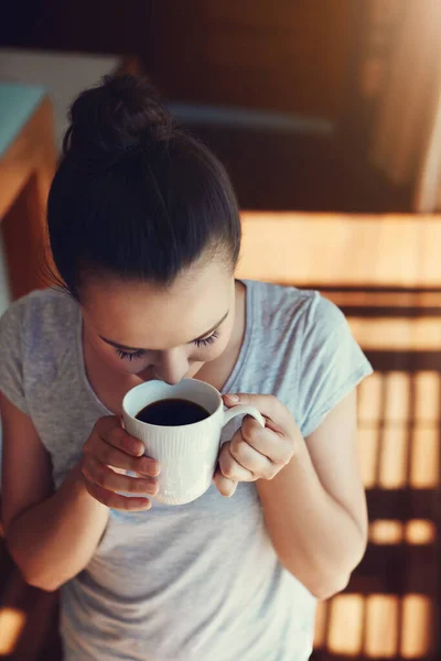 Yudumun Tadını Çıkarıyorum Çekici Genç Bir Kadın Sabah Kahvesini Yudumlarken — Stok fotoğraf