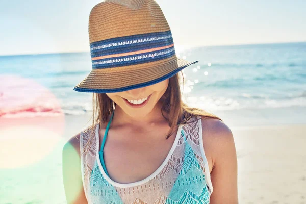 Sol Sorrisos Uma Bela Jovem Mulher Passando Dia Praia — Fotografia de Stock