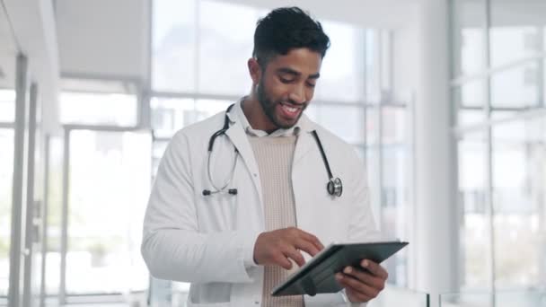 Sorria Hospital Médico Com Tablet Nas Mídias Sociais Rindo Meme — Vídeo de Stock