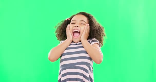 Lány Gyerek Sikoltozás Zöld Vásznon Stúdióban Elszigetelve Háttérben Izgalmas Boldog — Stock videók