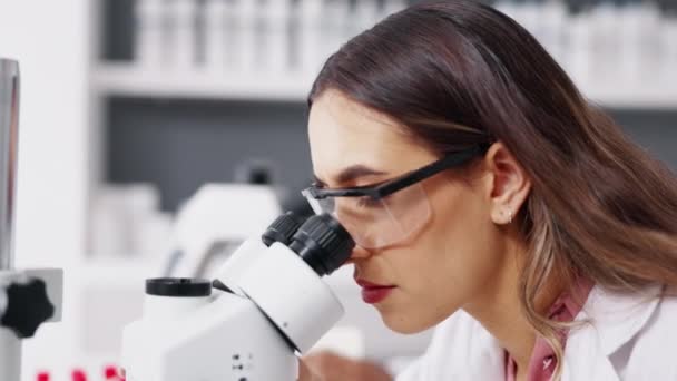 Επιστήμη Έρευνα Και Γυναίκα Μικροσκόπιο Στο Εργαστήριο Που Εργάζονται Πειράματα — Αρχείο Βίντεο