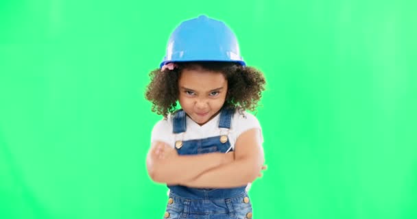 Portret Ecran Verde Fată Furioasă Lucrător Construcții Picioare Brațe Încrucișate — Videoclip de stoc