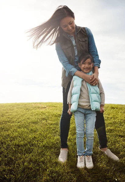 Benim Mutluluğum Bir Anne Kızını Arkadan Kucaklıyor — Stok fotoğraf