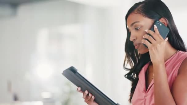Stress Gefrustreerd Vrouw Een Telefoontje Met Tablet Voor Fout Online — Stockvideo