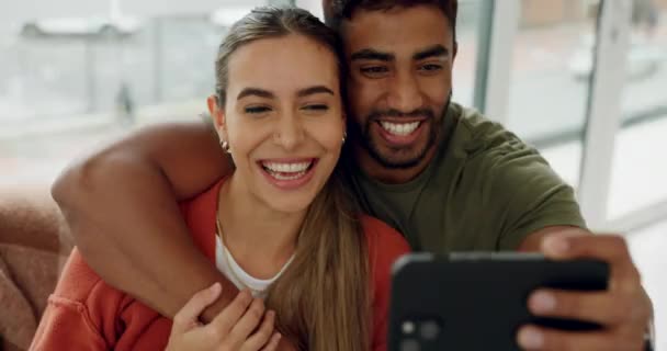 Selfie Telepon Pintar Dan Pasangan Dengan Cinta Rileks Dan Berpelukan — Stok Video