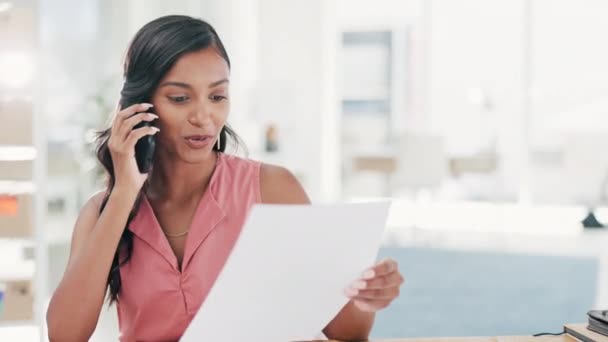 Telefoongesprek Documenten Pratende Vrouw Opstartende Bedrijven Logistiek Management Online Supply — Stockvideo