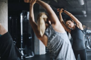 Kaldırmadan önce hep kollarımı açarım. Spor salonunda çalışan kadınların dikiz görüntüsü.