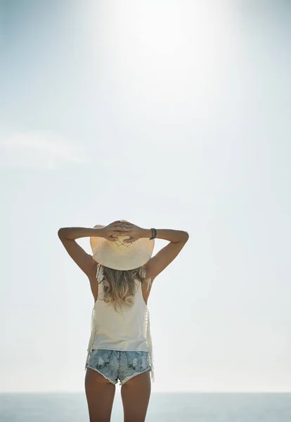Adoro Sol Verão Foto Retrovisor Uma Jovem Atraente Desfrutando Seu — Fotografia de Stock