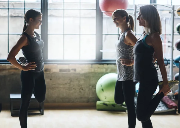 Laat Training Beginnen Volwassen Vrouwen Stretching Met Een Jonge Vrouwelijke — Stockfoto