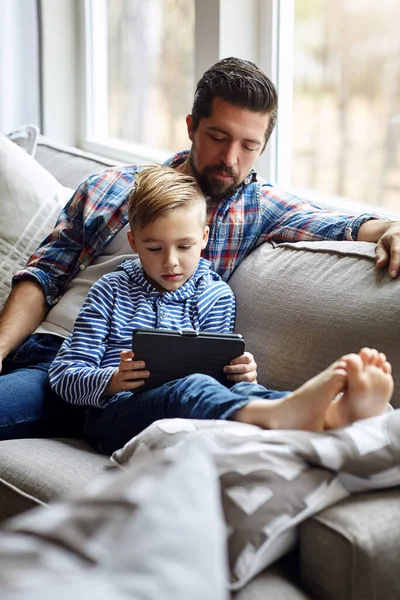 Você Está Supervisionando Seu Tempo Crianças Online Menino Usando Tablet — Fotografia de Stock