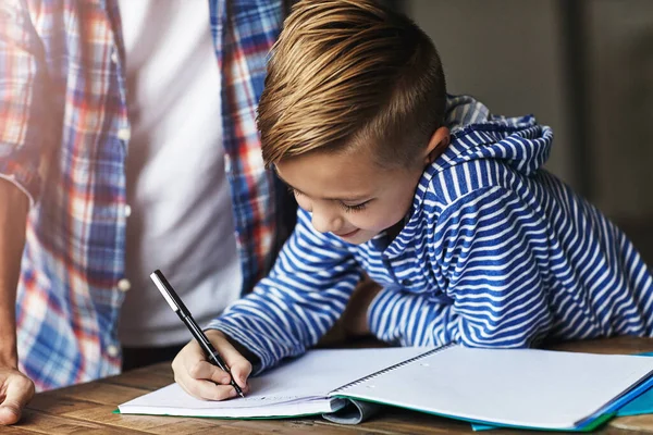 他总是按时做作业 在家里和父亲一起做作业的小男孩 — 图库照片