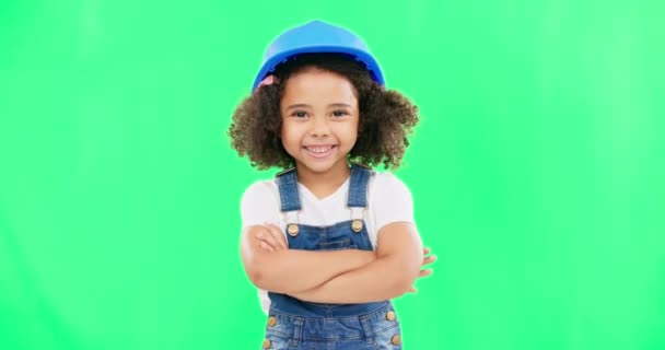 小女孩 脸和微笑在绿色屏幕上的建设与安全帽和胳膊交叉与工作室的背景 小而快乐的儿童建筑师对着铬钥匙模型笑的画像 — 图库视频影像