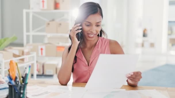 Szczęśliwa Kobieta Telefon Rozpoczęcie Działalności Gospodarczej Zarządzanie Logistyką Online Fakturze — Wideo stockowe