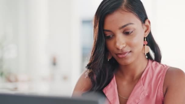 Mujer Negocios Laptop Mecanografía Seria Planificación Horarios Estrategia Marketing Digital — Vídeos de Stock