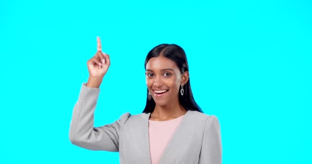Tvář Ukazující Nahoru Indiánská Žena Orientací Motivací Veselá Pozadí Modrého — Stock video