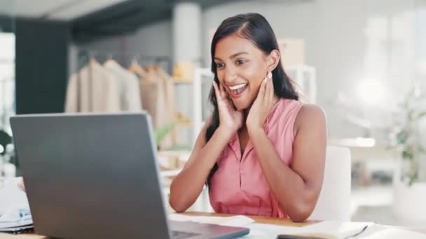 Succes Winnen Vrouw Laptop Voor Commerce Online Winkel Mode Ontwerper — Stockvideo